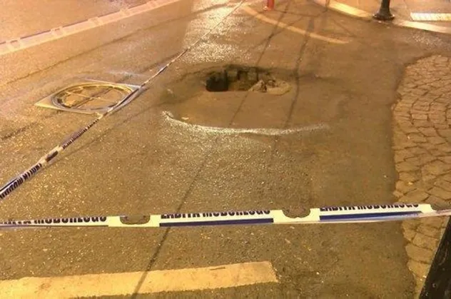 İstanbul Beşiktaş'ta yol çöktü!