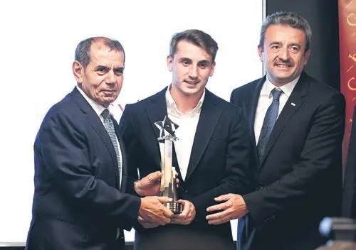 fenerbahceli-taraftarladan-joshua-king-tepkisi-1657066007722.jpeg Fenerbahçeli taraftarladan Joshua King tepkisi!-9