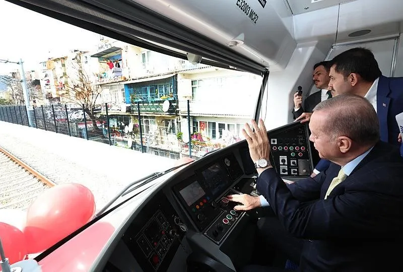 Başkan Recep Tayyip Erdoğan, Sirkeci-Kazlıçeşme Raylı Sistem Hattı'nda banliyö treninin ilk seferini yaptı. 