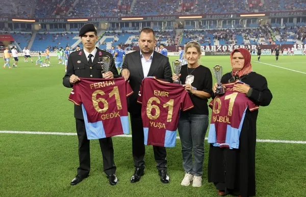 iyi-ki-varsin-eren-trabzonspor-baskani-ertugrul-dogan-sehit-eren-bulbulun-annesi-ayse-bulbue-forma-hediye-etti-1691776988326.jpeg İyi ki varsın Eren! Trabzonspor Başkanı Ertuğrul Doğan şehit Eren Bülbül'ün annesi Ayşe Bülbü'e "Eren Bülbül" yazılı forma hediye etti-3