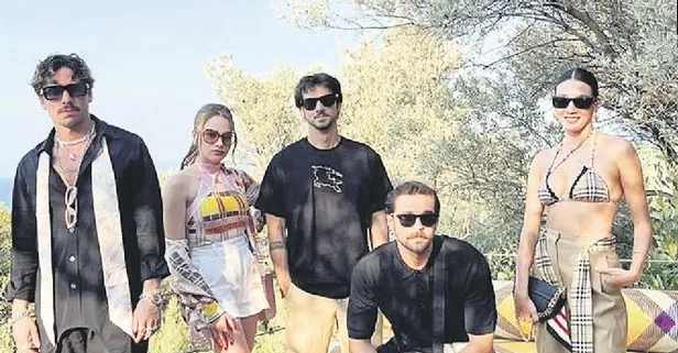 Aybüke Pusat ve Furkan Andıç'ın sır gibi sakladığı aşk resmiyete döküldü! Toplu çekilen fotoğrafa takipçilerden "Dallas" yorumu