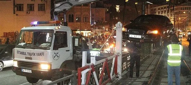 İstanbul’da tramvay yoluna araç girdi!