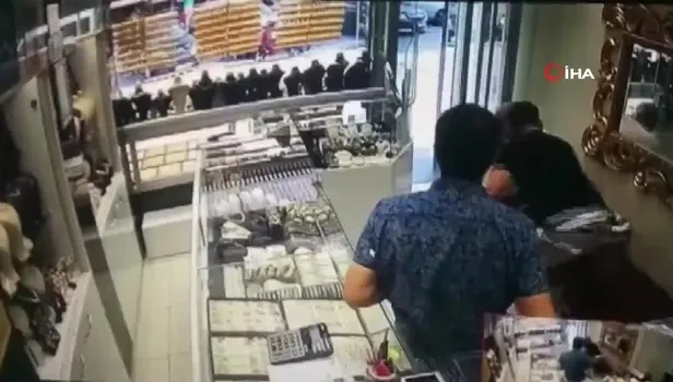 Son dakika! İstanbul'daki deprem anı kamerada! Vatandaşlar büyük panik yaşadı! İşte ilk görüntüler