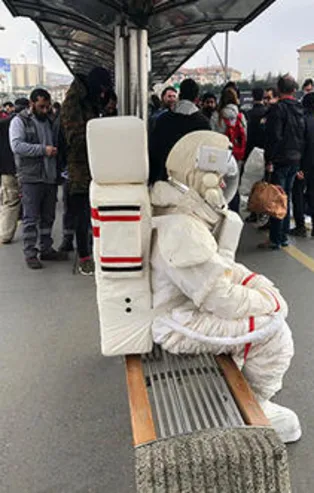 İstanbul Uzunçayır'da metrobüse astronot kıyafetiyle binen adam şaşırttı!