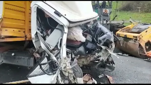 1638970296829.jpg TEM'de freni patlayan kamyon kontrolden çıktı! Yol kenarındaki iş makinelerine çarptı-1