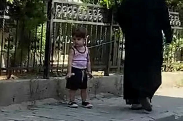 Küçükçekmece'de tepki çeken görüntü! Çocuğu iple bağlayarak gezdirdi