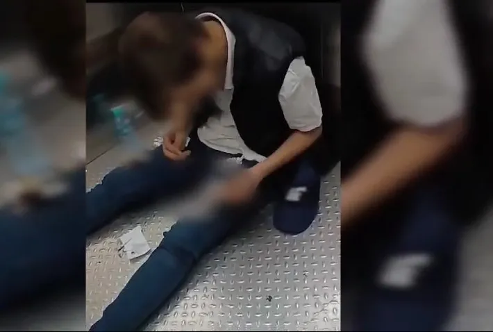 Metrobüs durağında uyuşturucu hazırlığı!