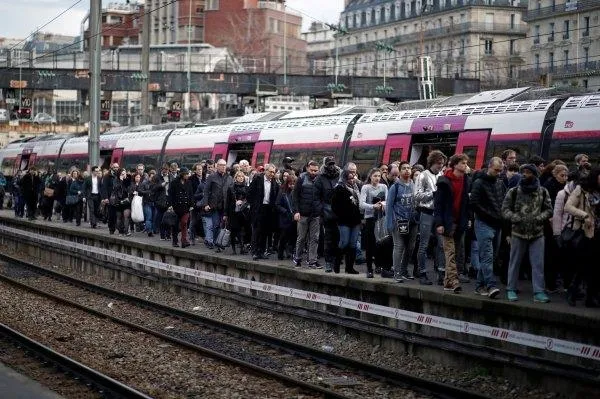 Paris'te grevler ülke geneline yayıldı-3
