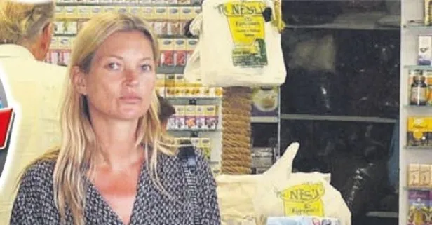 Kate Moss Bodrum’da aktarda alışveriş yaparken objektiflere takıldı