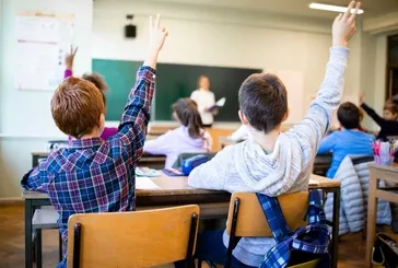 Okullarda yeni dönem başlıyor! Telefon çantada kalacak: Yapay zeka derslere girecek