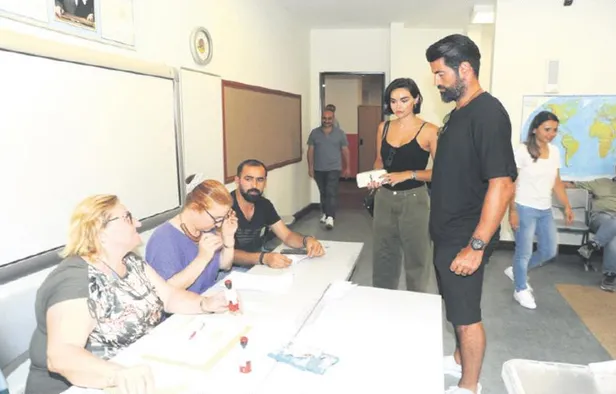 Türkan Şoray ve Sibel Can, oy vermek için gittikleri okulda karşılaştı, hatıra fotoğrafı çektirdiler-9