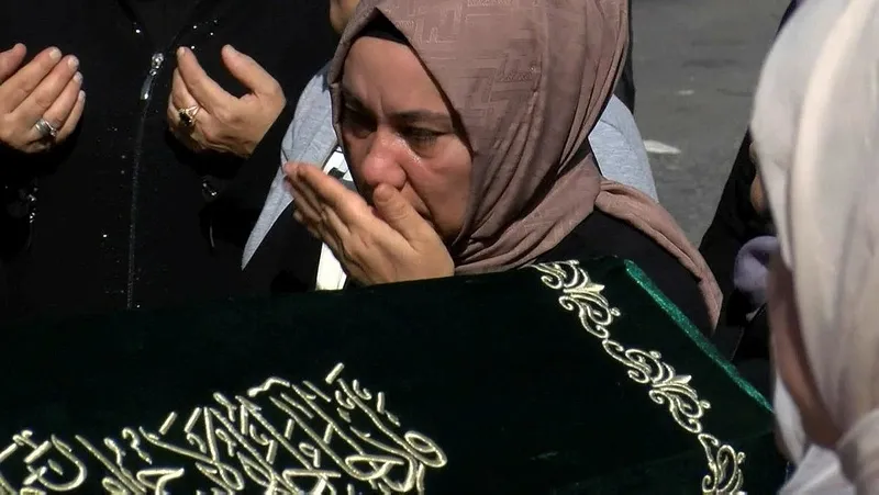 fatihte-iki-kadini-olduren-semih-celikin-babasi-caniyi-anlatti-takvim-kahreden-bilgiye-ulasti-kizlarini-koruma-1728131107476.jpeg Cenaze sırasında Ayşenur'un yakınlarının ayakta durmakta güçlük çektiği görüldü. (DHA)