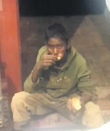 depremde-cep-telefonunu-almak-icin-odaya-donunce-hayatta-kaldi-1677547026302.jpeg Depremde cep telefonunu almak için odaya dönünce hayatta kaldı-7