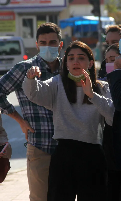 son-dakika-haberi-soka-girdi-gozyaslarini-tutamadi-1609401525404.jpg Son dakika haberi... Şoka girdi! Gözyaşlarını tutamadı-8