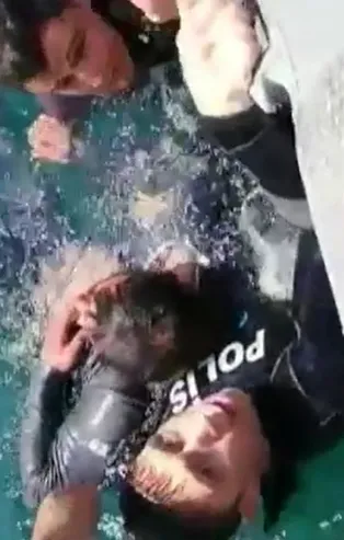 FSM Köprüsü'nden atladı, polisler böyle kurtardı! Nefes kesen anlar kamerada