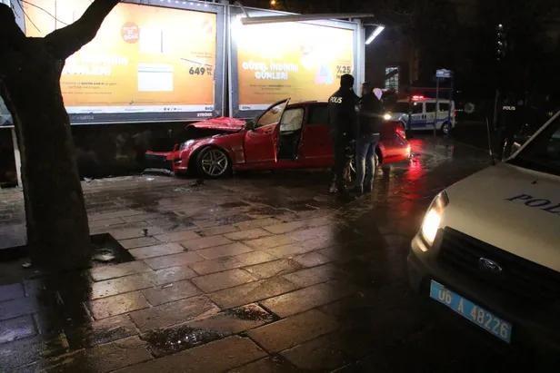 Ankara'da polisten kaçan alkollü sürücü kaza yaptı-2