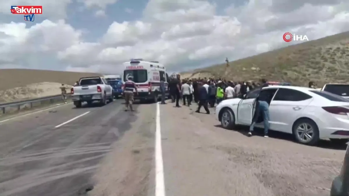 Van'da motosiklet ile minibüs çarpıştı: 2 ölü