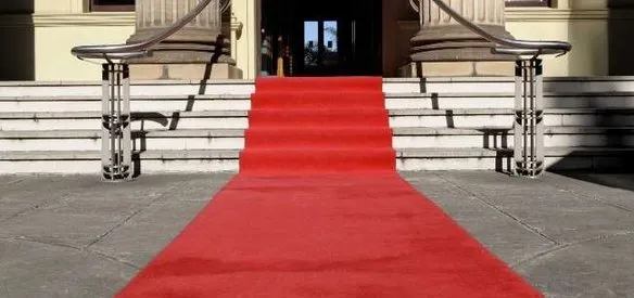 Karşılama ve uğurlama törenleri ile temel atma, açılış ve benzeri törenlerde kırmızı halı serilmesi uygulamasına son verilmesine ilişkin genelge Resmi Gazete'de yayımlandı