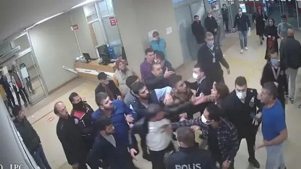 Öğrencilerin kavgasına aileler de karıştı: Bir kadın hastane önünde silahla vuruldu!-6