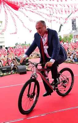 Muharrem İnce'nin verdiği pozlar olay oldu