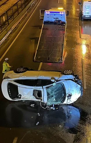 Bursa'da kontrolden çıkan araç yan yattı: 2 yaralı