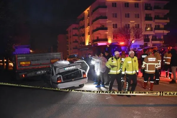 Gece yarısı korkunç son! Kırıkkale'de otomobil park halindeki TIR'a çarptı: 1 ölü-4