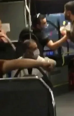 Metrobüste akıllara durgunluk veren olay! Bacak bacak üstüne attı diye yüzüne tükürdü!