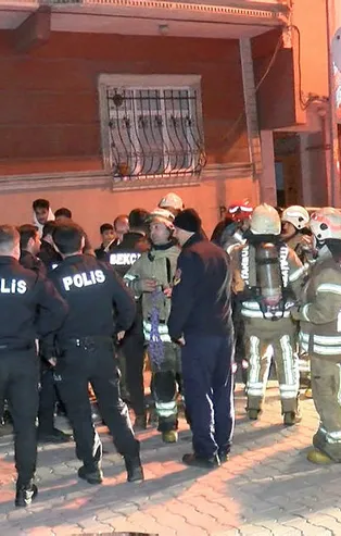 Sultangazi'de yangın paniği! 5 katlı binadan dumanlar yükseldi