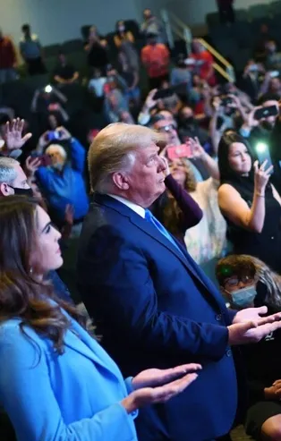 ABD Başkanı Donald Trump seçimleri kazanması için kilisede kutsandı