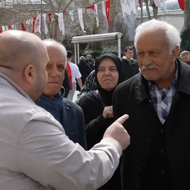 Vatandaş Kemal Kılıçdaroğlunun seccade skandalına ne diyor? Ortalık bir anda karıştı Sandıkta cevabını alacak