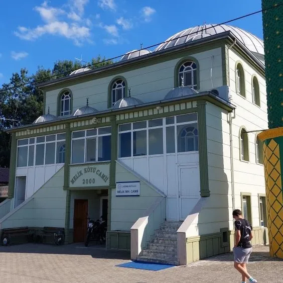 Cami çıkışı silahlı çatışma!