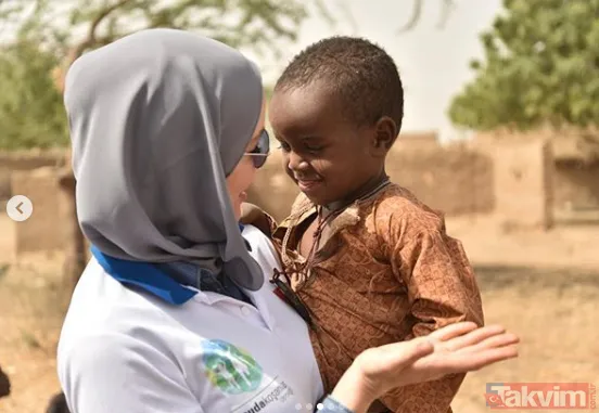 Gamze Özçelik'in paylaşımına beğeni yağmuru: Soran olursa Tanzanya'da kankasıyla baklava yiyor deyin - 1