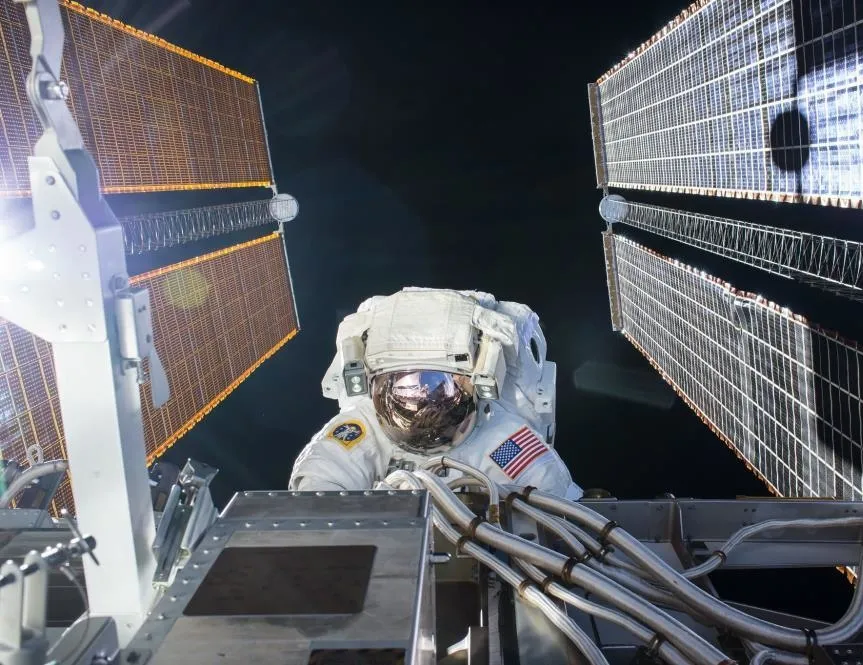 Uzay yürüyüşü başladı! 6.5 saat sürecek