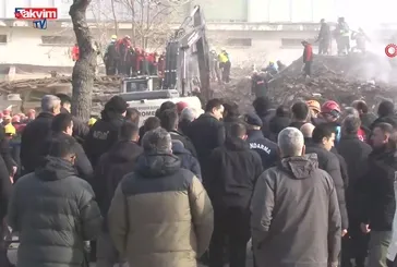 Bakan Yerlikaya çöken binanı alanda incelemelerde bulundu