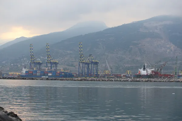 iskenderunda-yuk-bosaltmak-icin-iskeleye-yanasan-gemi-batti-1663483084875.jpg İskenderun'da yük boşaltmak için iskeleye yanaşan gemi battı-4