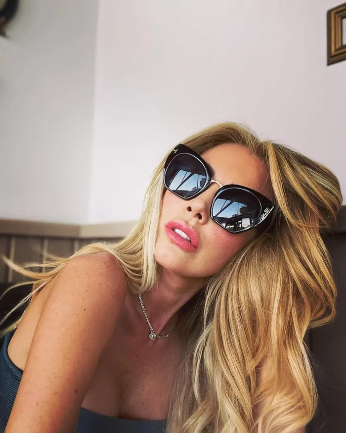 Petek Dinçöz dekoltede sınır tanımadı! Tek göğsünü taşlarla kapatan Petek tepki çekti: “Çok severim ama bu ne...”-3