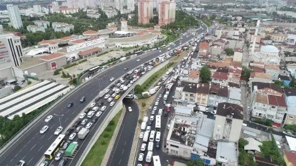 Son dakika: İstanbul'da şiddetli yağış trafiği kilitledi! Arnavutköy'de evleri su bastı-2