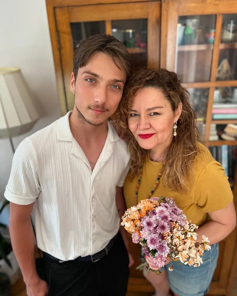 cocuklar-duymasinin-baba-oglu-ozgur-ozan-ve-alp-eren-khamis-22-yil-sonra-bulustu-1771593668449.jpg Çocuklar Duymasın’ın baba-oğlu Özgür Ozan ve Alp Eren Khamis 22 yıl sonra buluştu-7