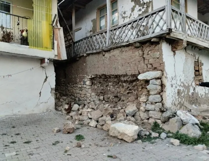 Tokat’taki 5,6’lık depremin etkisi gün ağarınca ortaya çıktı! Evler, camiler yerle bir oldu
