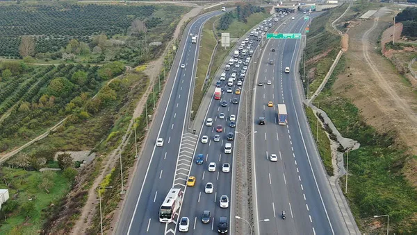 1619587480172.jpg Tam kapanma öncesi İstanbul'dan kaçış başladı! Trafik kilitlendi-4