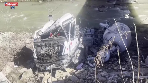 Kastamonu'da beton mikseri 8 metrelik köprüden düştü: Sürücü ağır yaralandı
