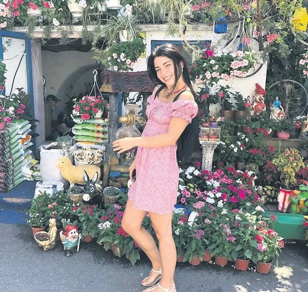 izzet-ozilhan-ezgi-eyupoglu-merve-bolugur-nazli-kayi-ve-oyku-celik-tarzlariyla-buyuledi-1598393978226.jpeg İzzet Özilhan, Ezgi Eyüpoğlu, Merve Boluğur, Nazlı Kayı ve Öykü Çelik tarzlarıyla büyüledi-4