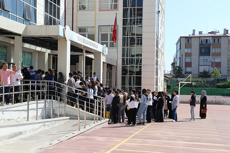 lgs-heyecani-1-milyon-ogrenci-icin-maraton-basladi-ilklerin-senesi-sonuclarin-aciklanacagi-tarih-1781334182853.jpeg LGS heyecanı: 1 milyon öğrenci için maraton tamamlandı | İlklerin senesi | Geç kalanlar zamanla yarıştı-1