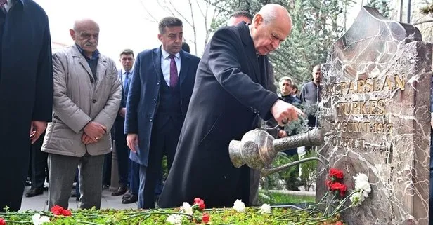 Devlet Bahçeli’den Alparslan Türkeş’in kabrine ziyaret!