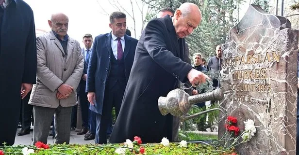 Devlet Bahçeli'den Alparslan Türkeş'in kabrine ziyaret!