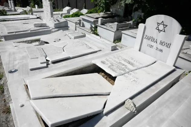 Hasköy Yahudi Mezarlığı'nda kirli provokasyon: Saldırganlar mezar taşlarını kırdı!