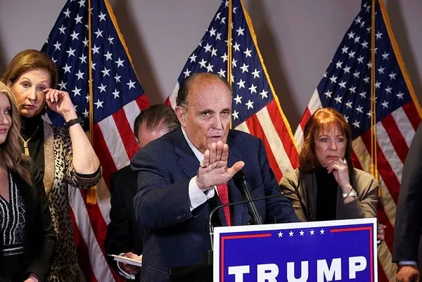 ABD'de seçimler yenileniyor mu? Trump'ın avukatı Rudy Giuliani harita üzerinden gösterdi sonrasında ise rezil oldu-7