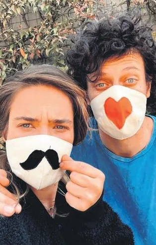 Müge Boz ile eşi Caner Erdeniz'den virüse karşı özel maske