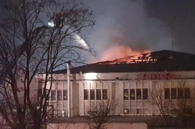 Son dakika: Avcılar'da dondurma fabrikasının çatısı alev alev yandı