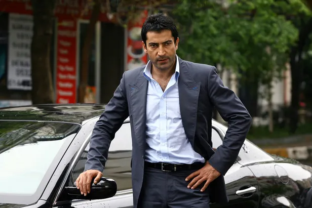yalniz-kurt-dizisinde-kenan-imirzalioglu-ruzgari-1639340597464.jpg Yalnız Kurt dizisinde Kenan İmirzalıoğlu rüzgarı! Kim Milyoner Olmak İster'in 47 yaşındaki başarılı sunucusu...-3